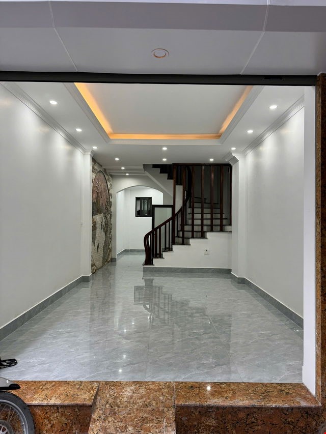 Bán Gấp Nhà Ô tô Đỗ Cửa Trần Thái Tông - Cầu Giấy- 40m2- 5 tầng – Giá chỉ 12.2tỷ.