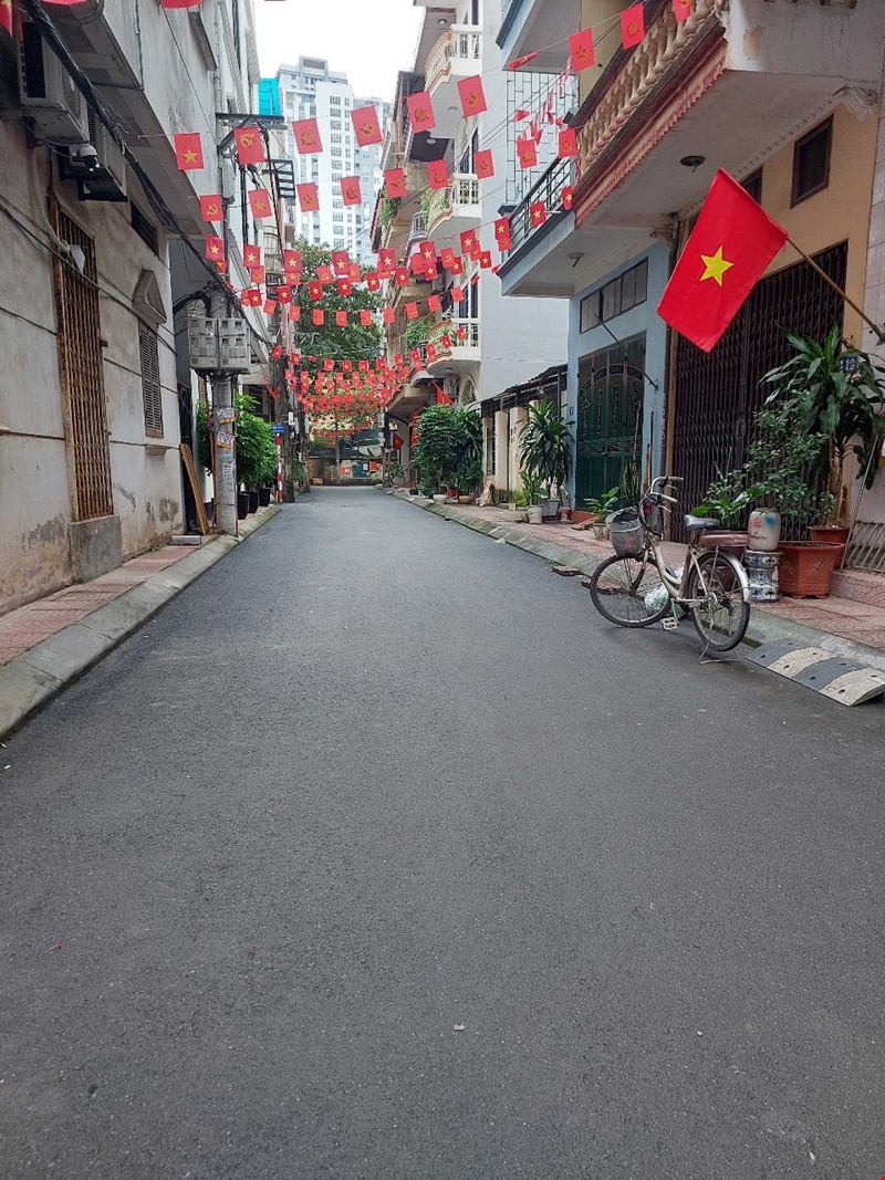 dat-phan-lo--hoang-quoc-viet-keo-dai--o-to-tranh-via-he-lo-goc-pr7653