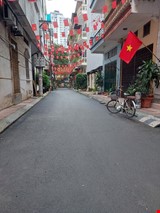 dat-phan-lo--hoang-quoc-viet-keo-dai--o-to-tranh-via-he-lo-goc-pr7653